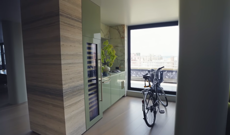 The bicycle is a wonderfully ordinary sight in an otherwise extraordinary Manhattan home. It also help explain why the apartment feels lived in rather than obsessively staged. | Source: YouTube/Architectural Digest
