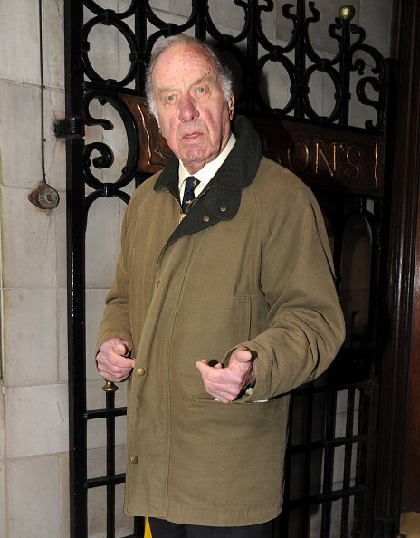 Geoffrey Palmer arrivant aux Oldie Awards à Simpsons on the Strand le 3 février 2015 à Londres, en Angleterre. | Photo : Getty Images