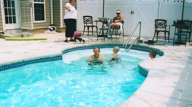 People swimming in a pool. | Photo: Flickr