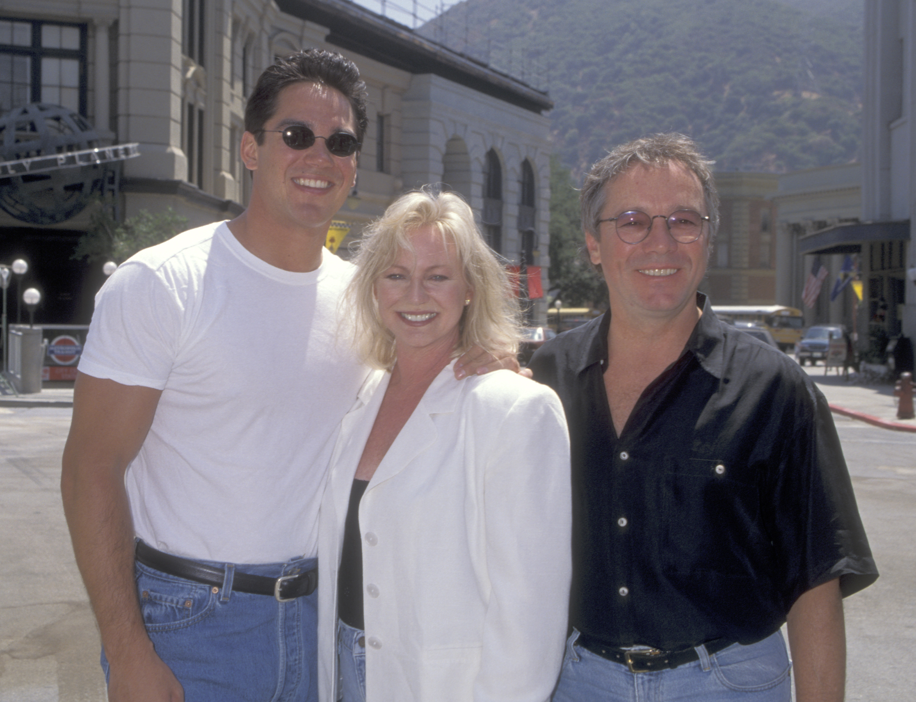 Dean Cain, his mother Sharon Cain, and his father Christopher Cain at "The Amazing Panda Adventure" premiere on August 20, 1995, in Burbank, California | Source: Getty Images