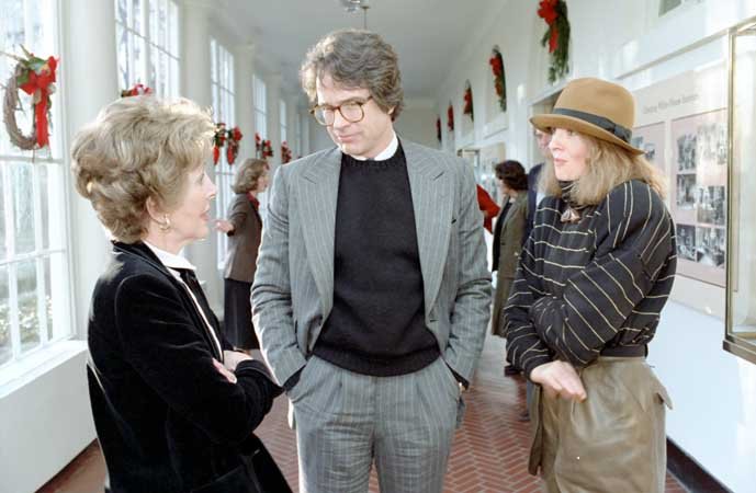  Nancy Reagan talking with Warren Beatty and Diane Keaton at a movie screening for "Reds." | Source: Wikimedia Commons