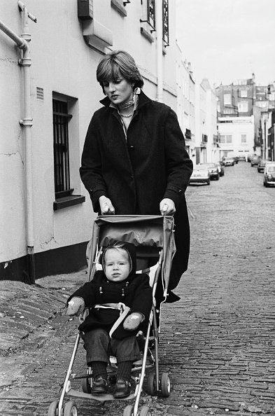 Lady Diana Spencer poussant un landau à Eton Square, Londres, 11 novembre 1980.|Photo : Getty Images
