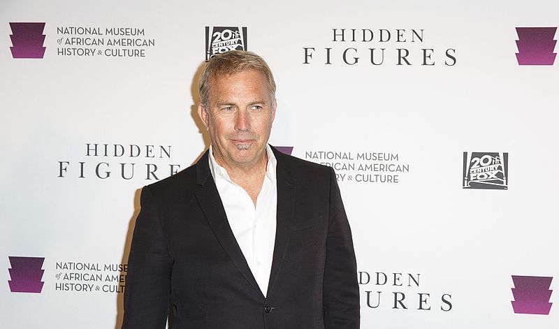 Kevin Costner arrives on the red carpet for a screening of the film “Hidden Figures.” | Source: Wikimedia Commons