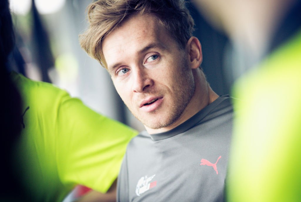Samuel Koch spricht mit seinem Team vor dem Wings for Life World Run am 7. Mai 2017 in München. | Quelle: Getty Images