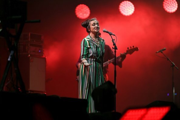 Catherine Ringer se présente sur scène lors de la Fête de l'Humanité, le 14 septembre 2018 à La Courneuve. | Photo : Getty Images