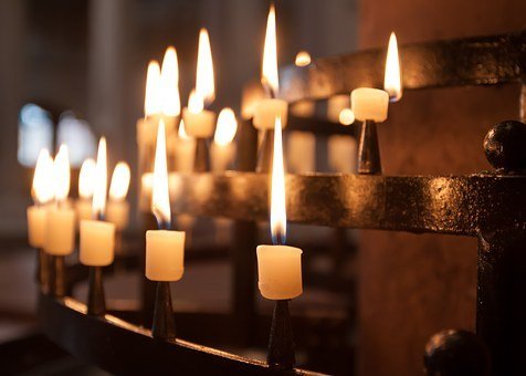 Candles lit in Church. | Source: Pixabay