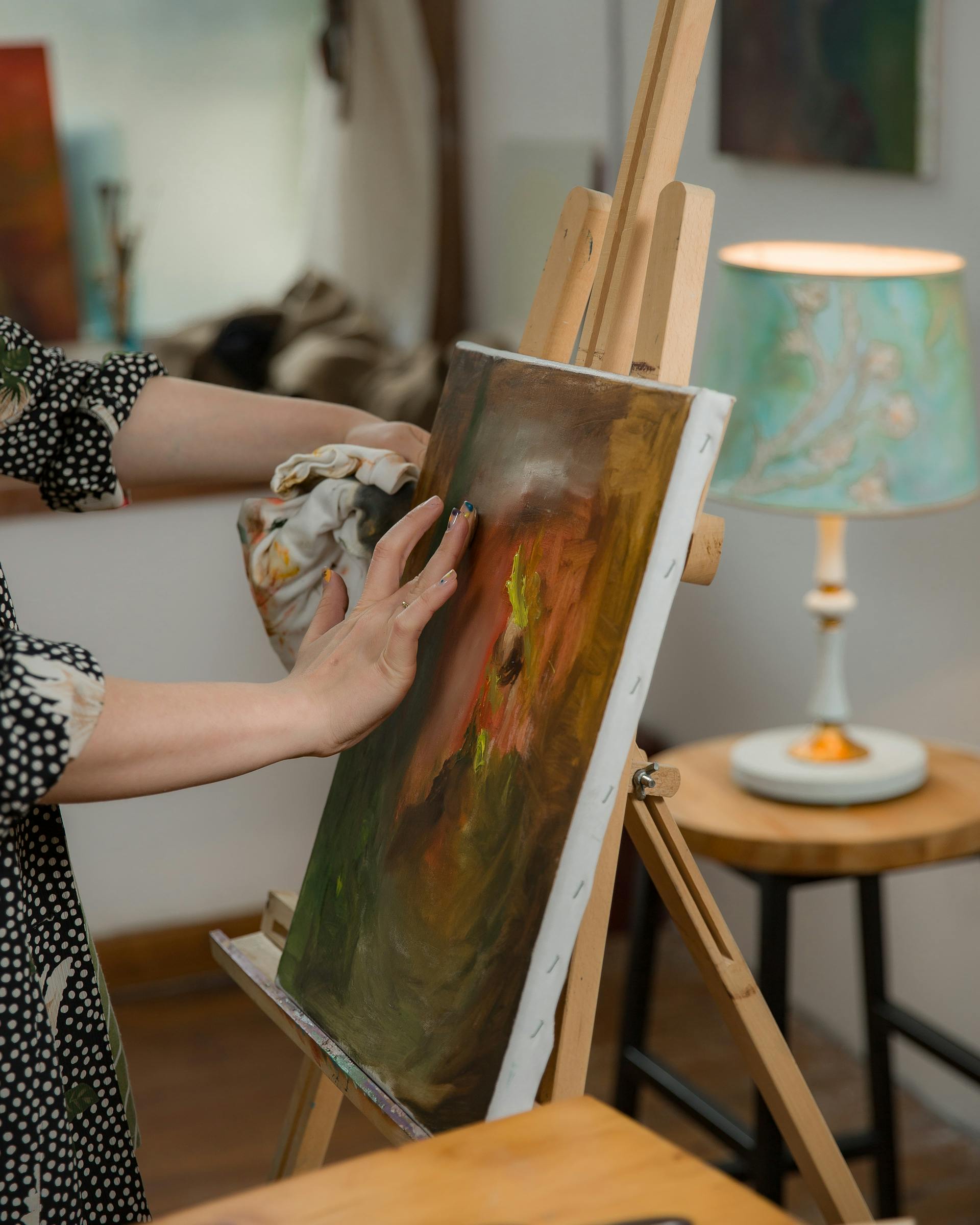 A woman painting a picture on a canvas | Source: Pexels