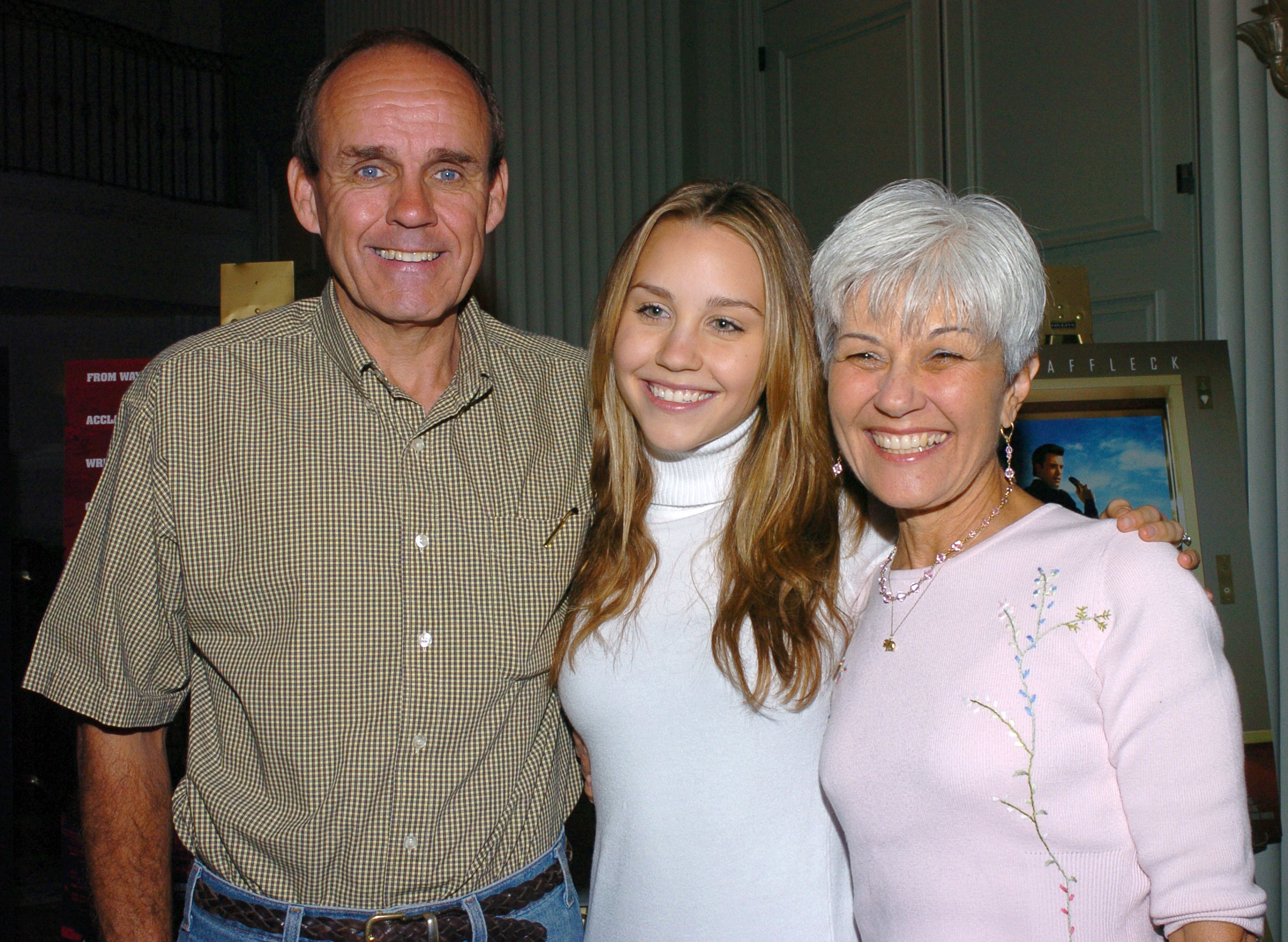 Amanda Bynes with parents Rick and Lynn Bynes, circa November 4, 2004 | Source: Getty Images