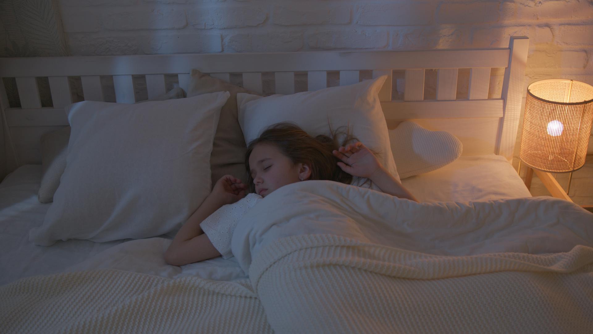 A little girl sleeping in her bed | Source: Pexels