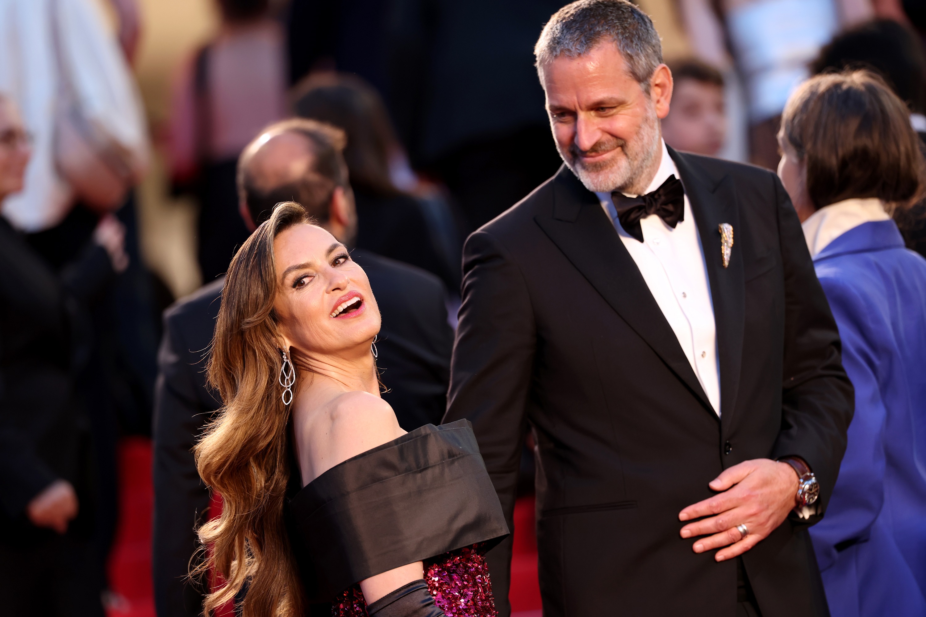 Mariska glows with radiant joy as she turns to the cameras, her smile wide and eyes sparkling under the lights. Beside her, Peter watches with unmistakable affection, his gaze full of love and admiration as he takes in her moment.