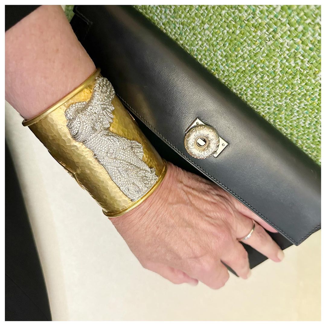 Bagel from the Kehuyquan on the vintage Hermes clutch from Debopp | Source: Instagram/jamieleecurtis
