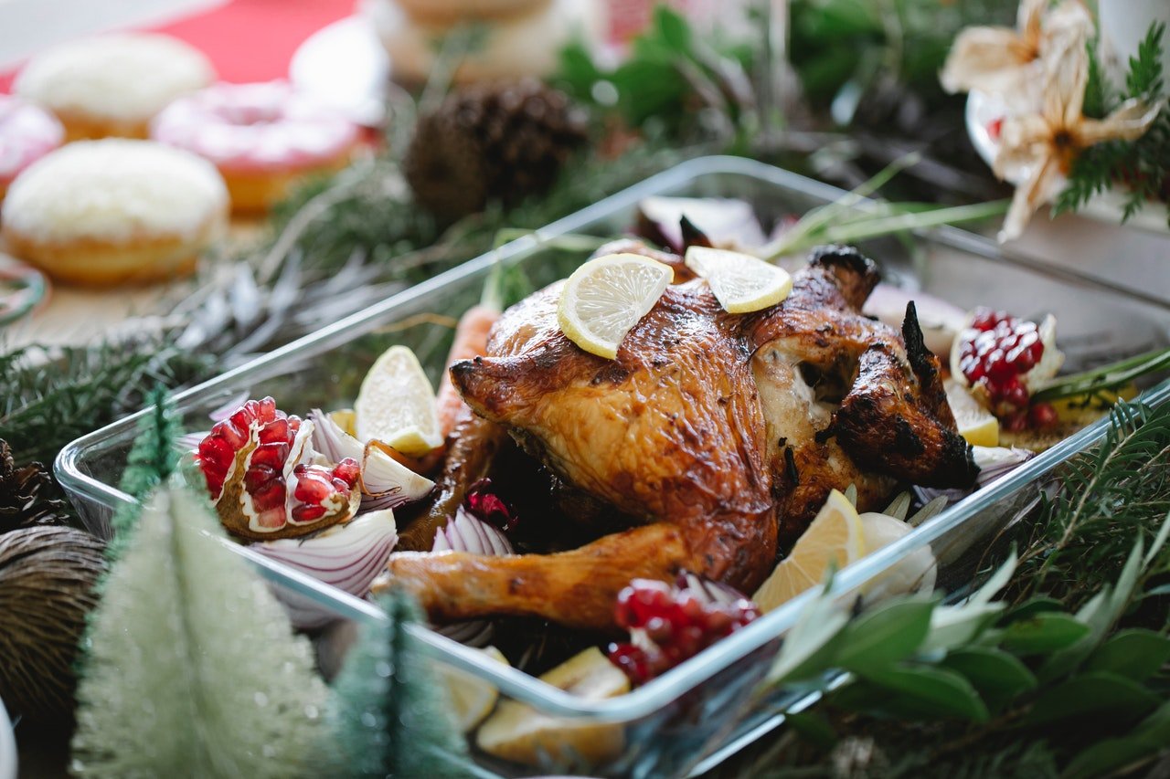 Photo of a roasted turkey served on a table | Photo: Pexels