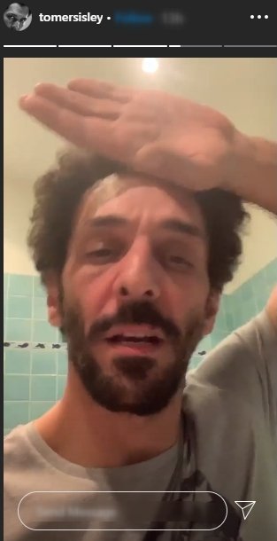 Tomer Sisley dans sa salle de bain présentant la fuite d'eau | Photo : Instagram