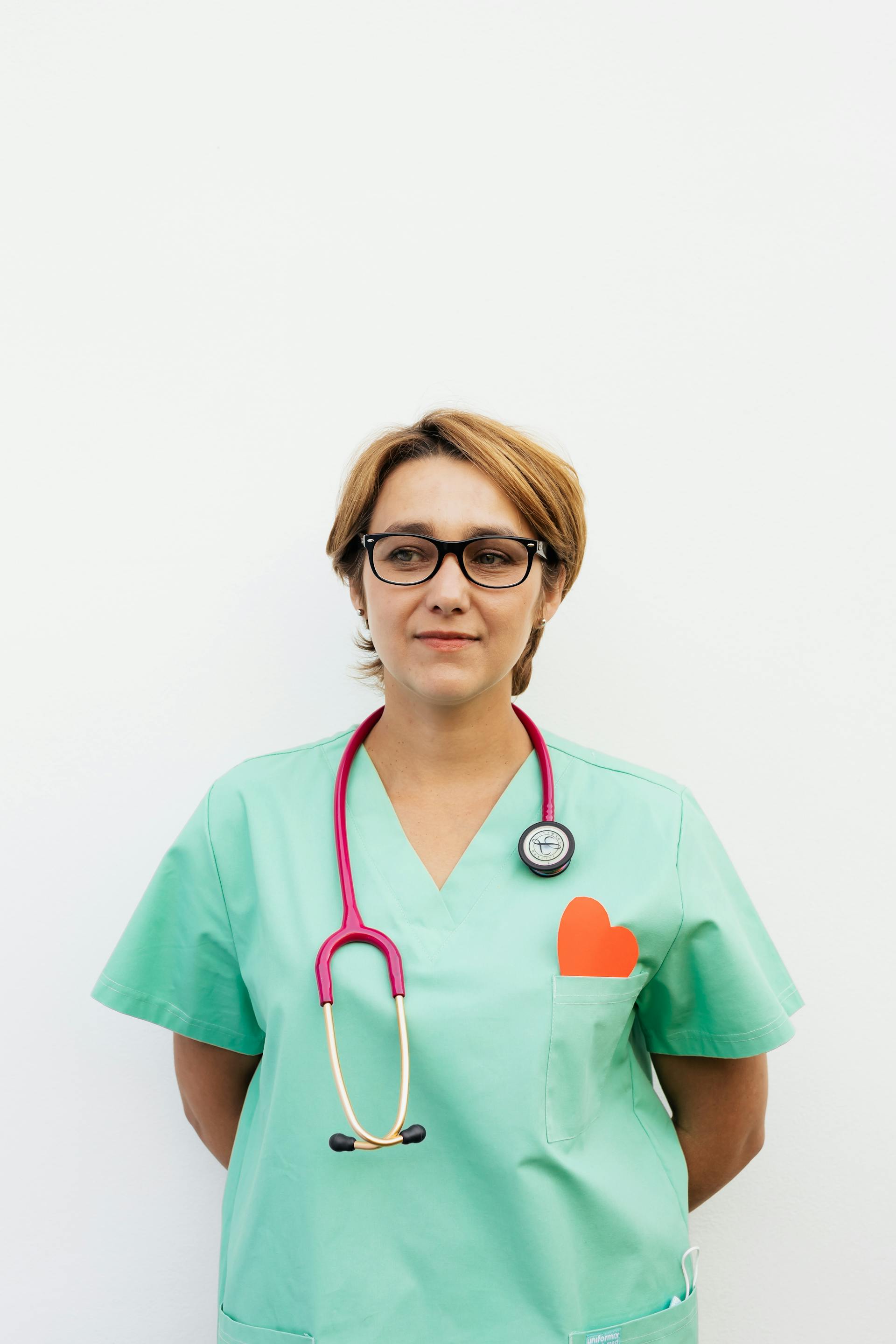 A nurse in green scrubs looking at someone | Source: Pexels