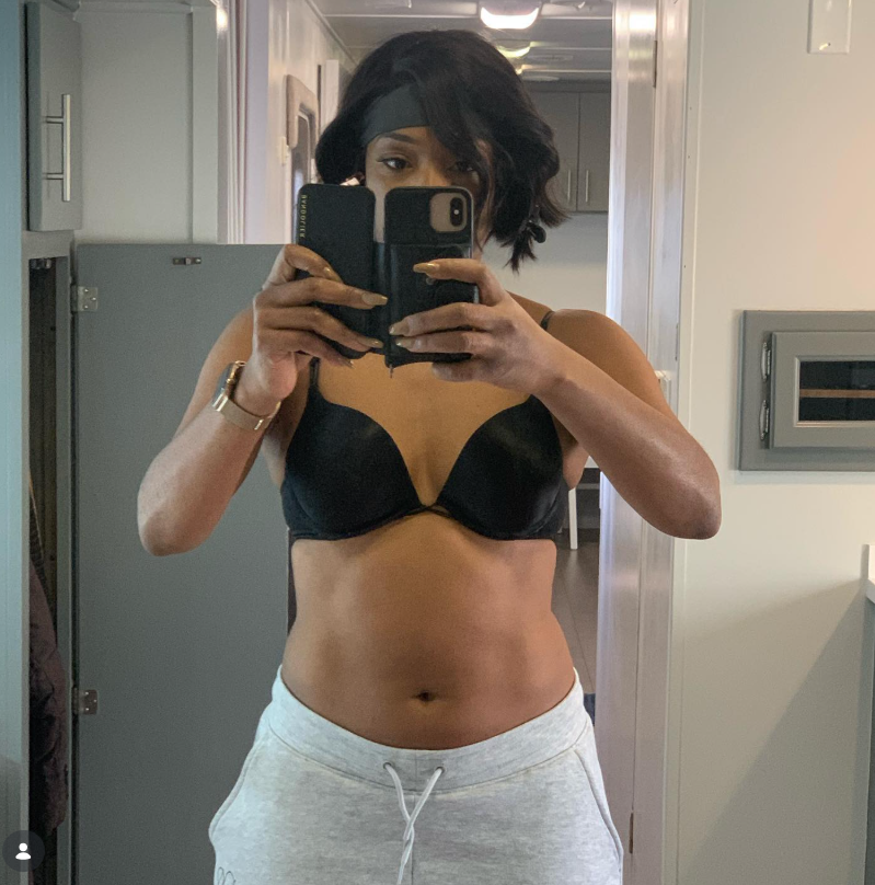Tiffany Haddish in athletic clothes in a gym locker on November 30, 2020 | Source: Instagram/tiffanyhaddish