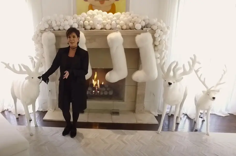 Kris Jenner's Christmas decoration from a video dated December 19, 2016 | Source: youtube.com/@Archdigest