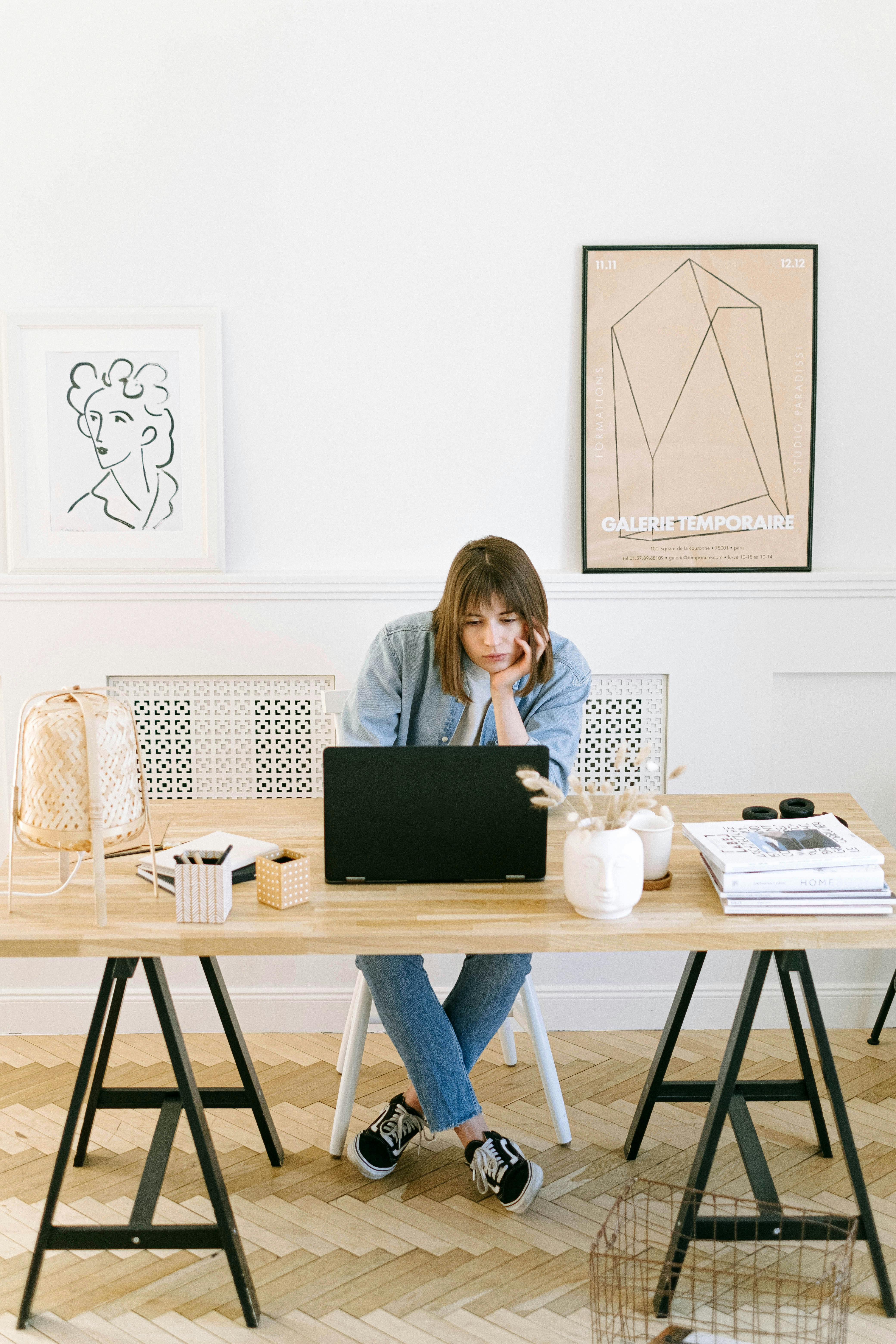 A woman on her laptop | Source: Pexels