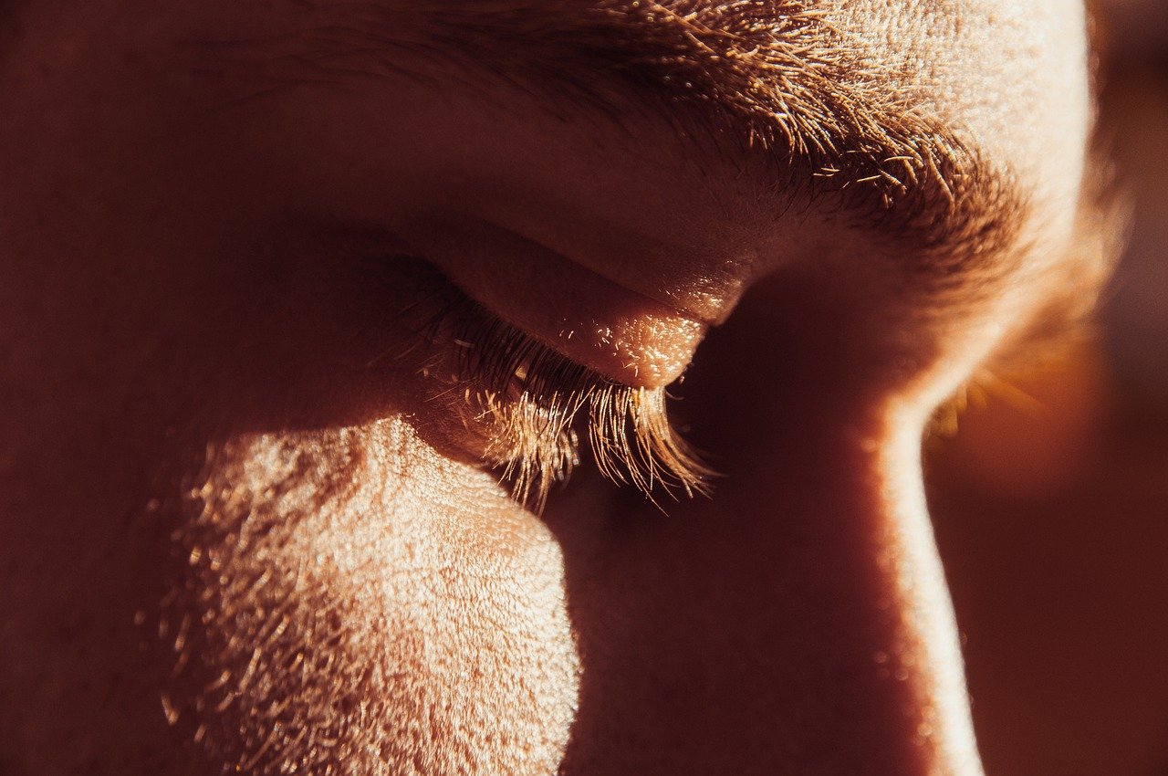 A close-up of an upset man | Source: Pixabay