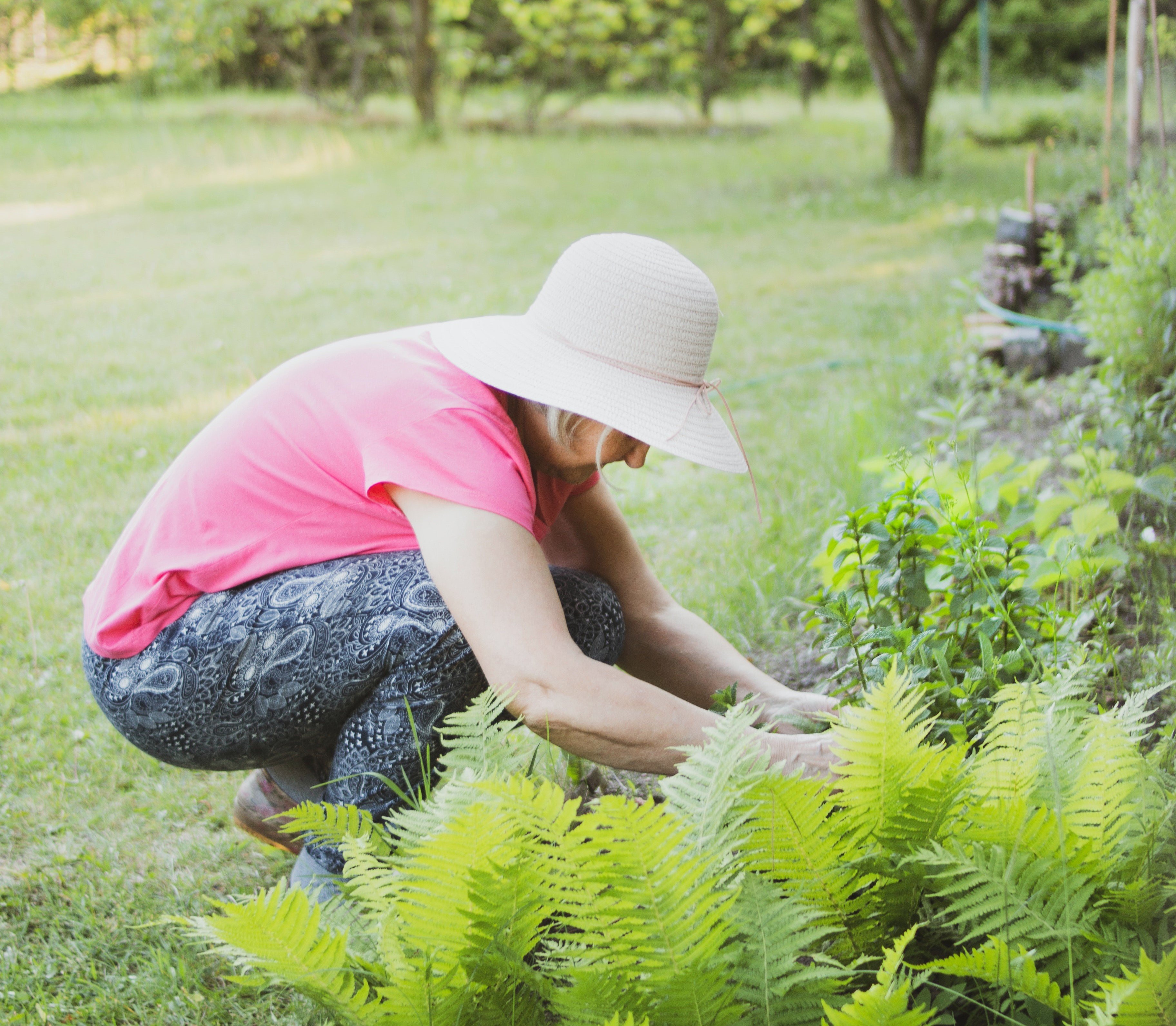 Mujer haciendo jardinería. | Foto: Pexels