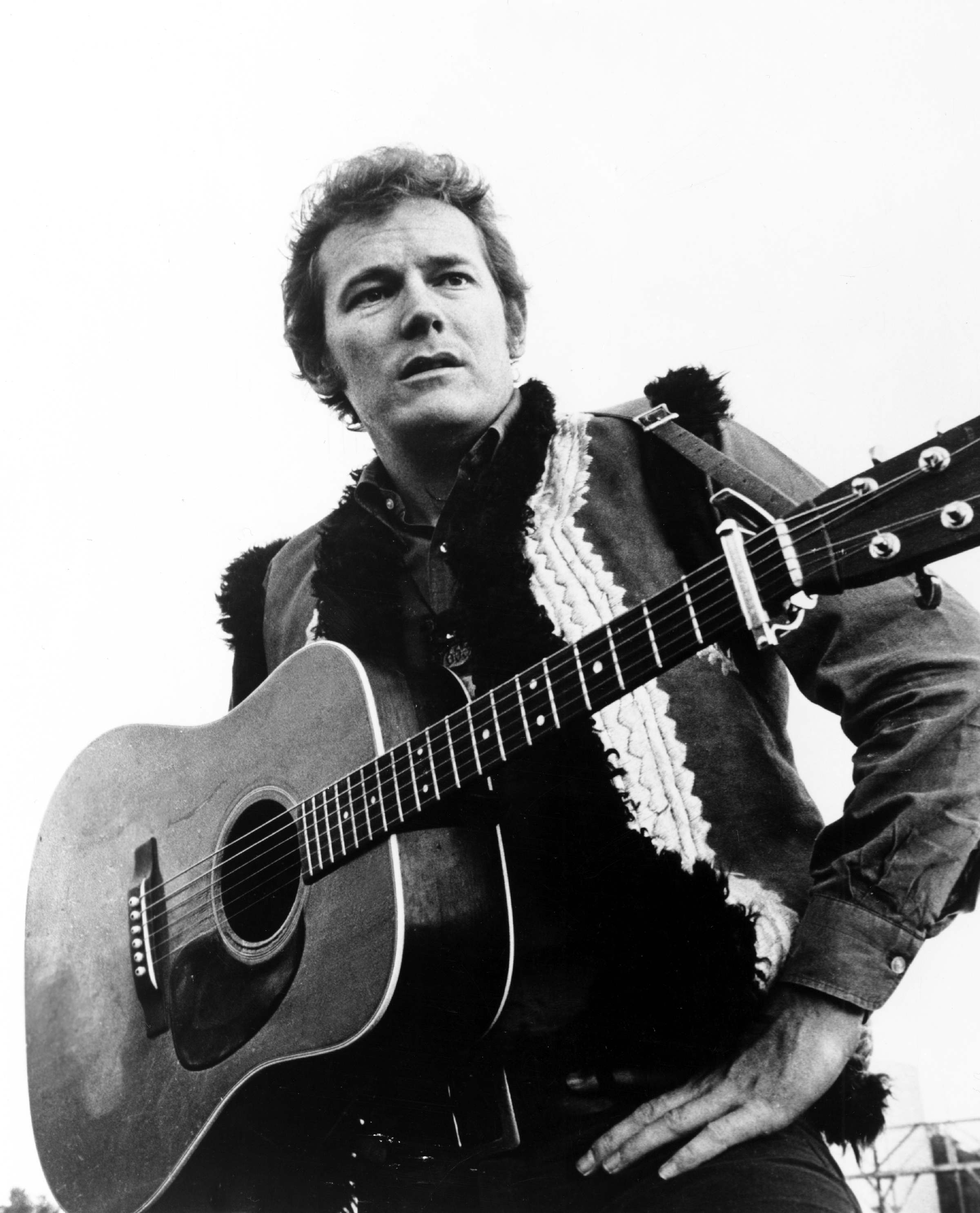 Gordon Lightfoot poses with his guitar, circa 1971. | Source: Getty Images