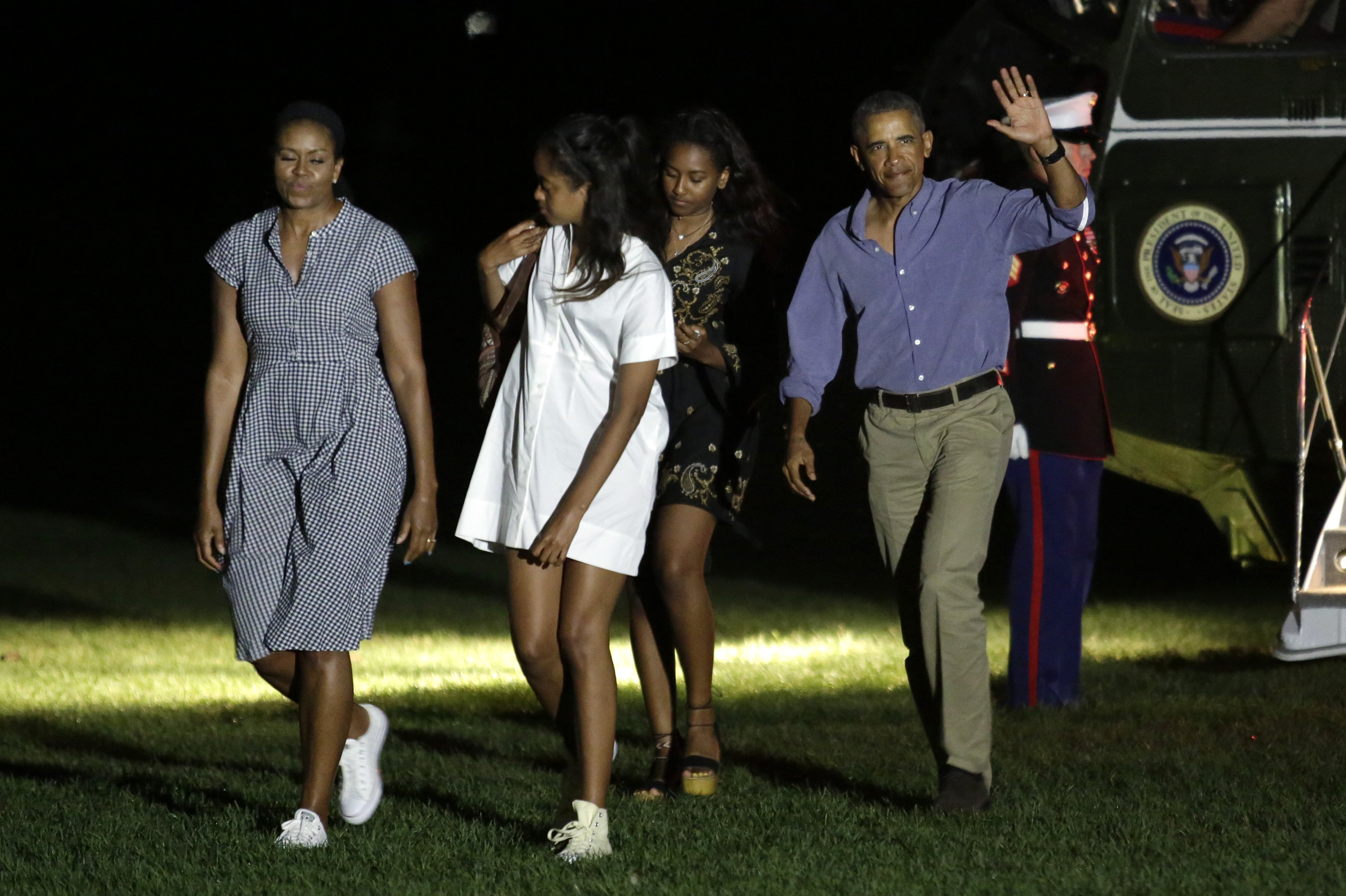Michelle, Malia, Sasha and Barack Obama on the South Lawn of the White House after their summer vacation in Martha's Vineyard on August 21, 2016 | Source: Getty Images
