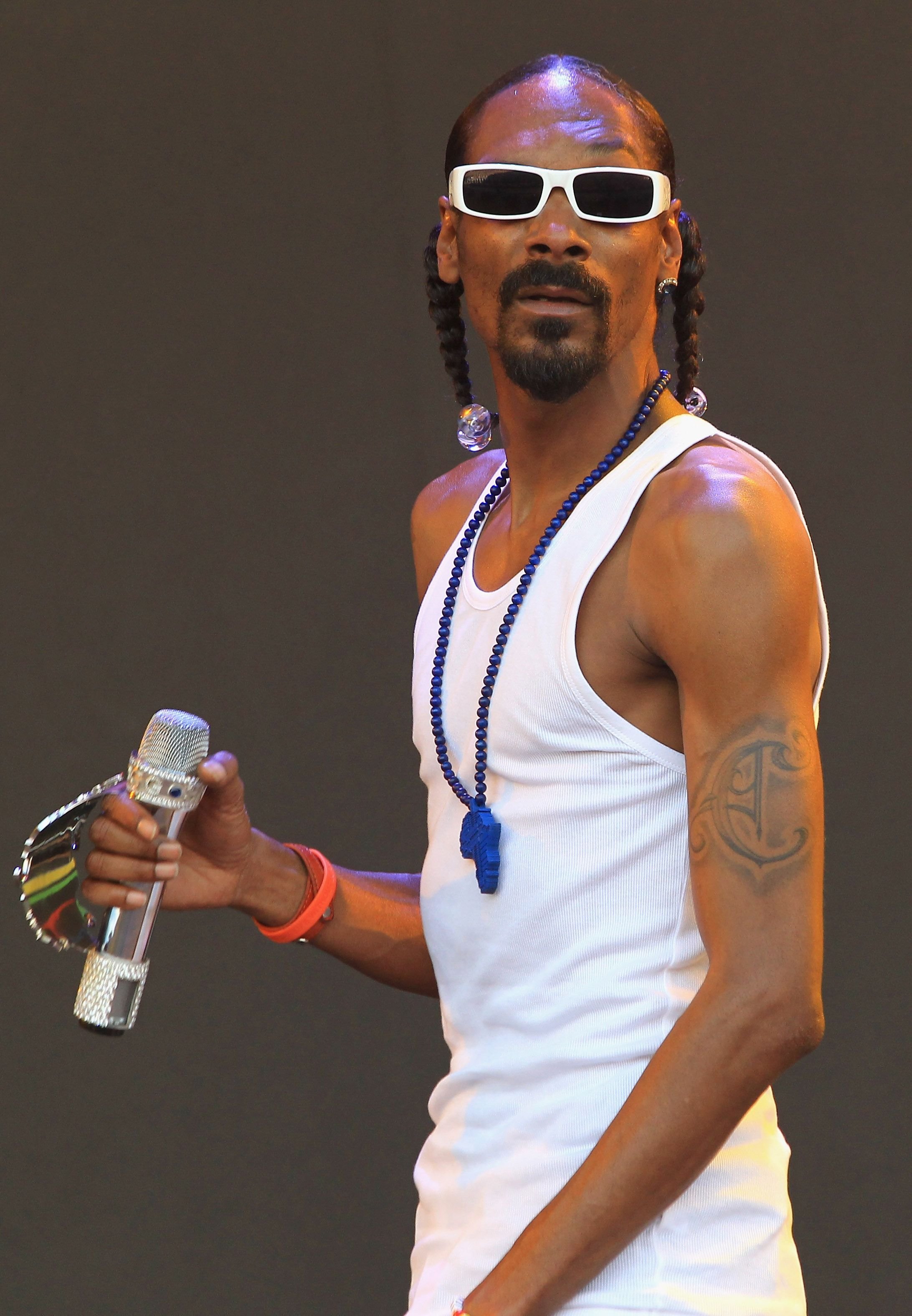 Snoop Dogg at Worthy Farm performing at the Glastonbury Festival on June 25, 2010 in England. | Photo: Getty Images
