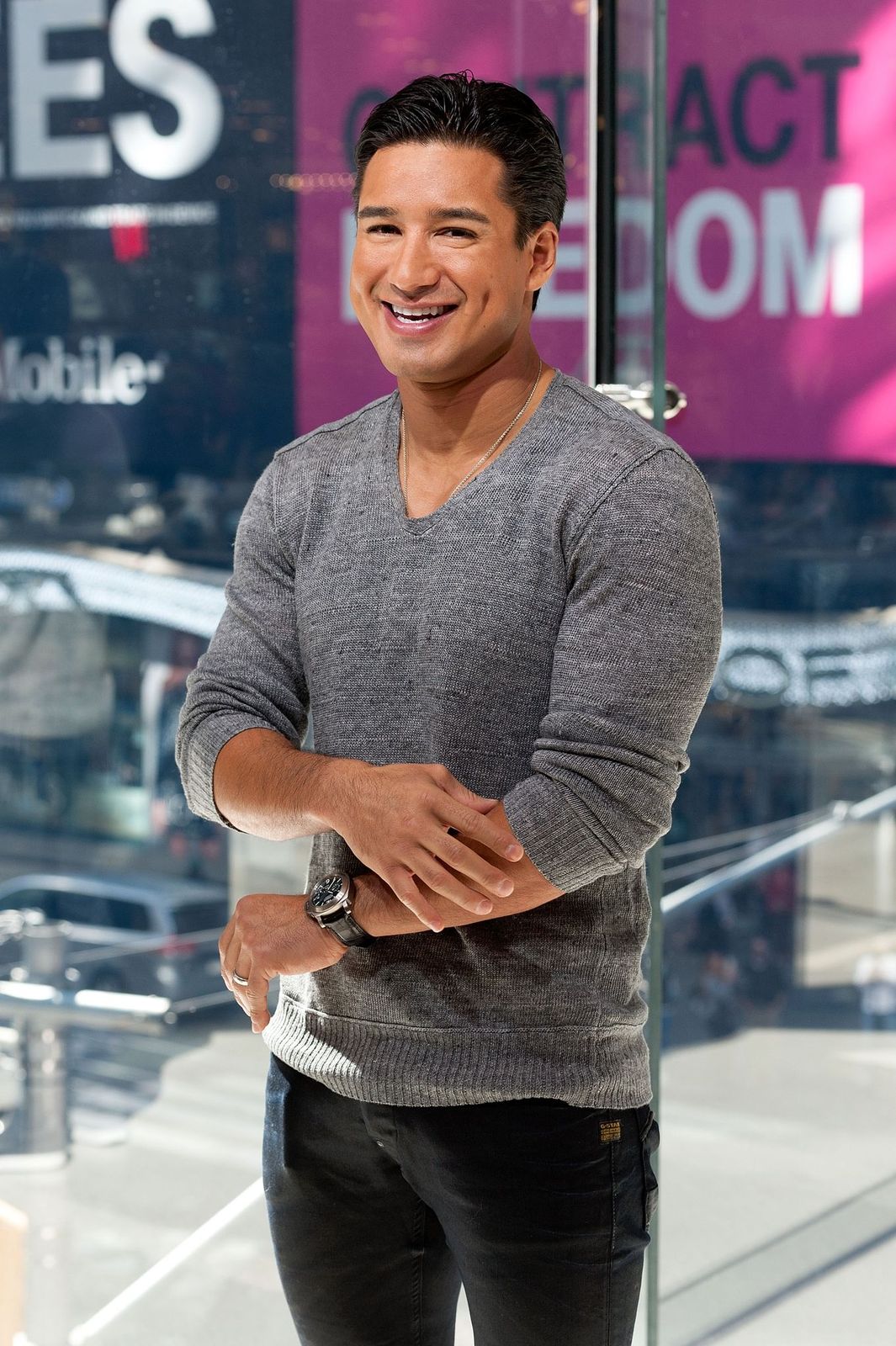 Mario Lopez hosts "Extra" at their New York studios in Times Square on October 6, 2014, in New York City | Photo: D Dipasupil/Getty Images