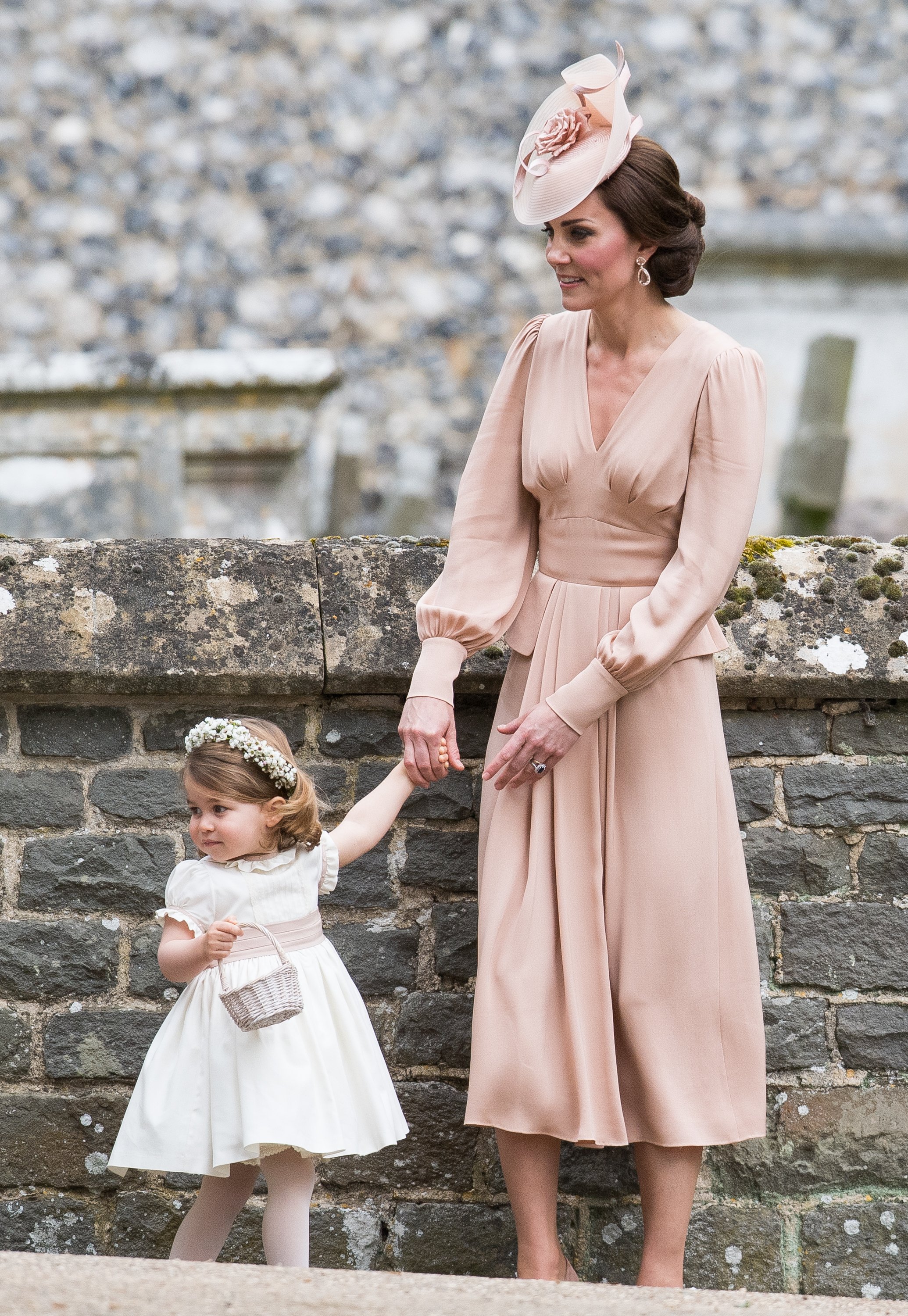 Charlotte y su madre el 20 de mayo de 2017 en Englefield Green, Inglaterra. | Foto: Getty Images