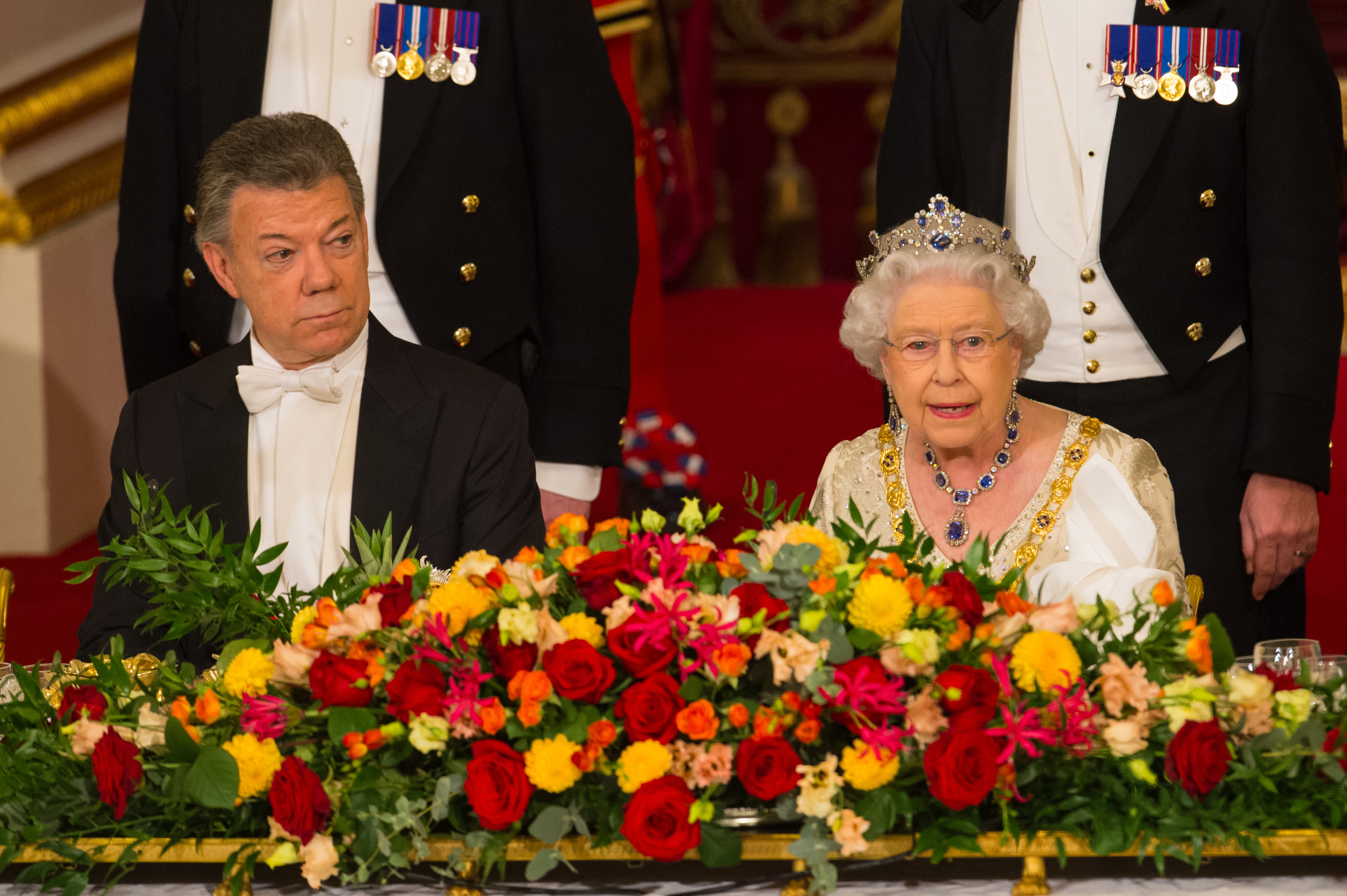 Juan Manuel Santos and Queen Elizabeth II at a State Banquet at Buckingham Palace on November 1, 2016, in London, England. | Source: Getty Images