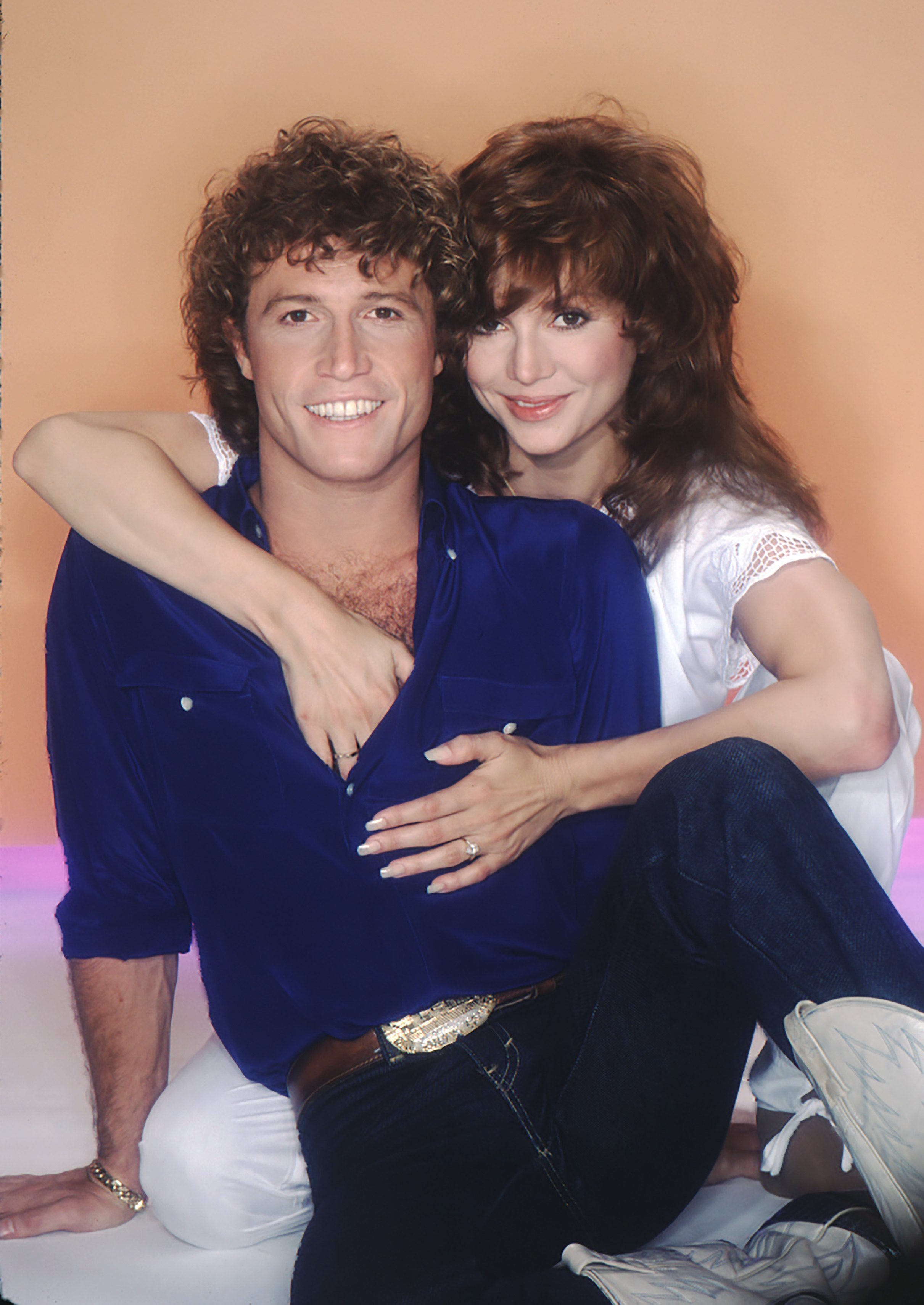 Singer Andy Gibb and girlfriend actress Victoria Principal pose for a portrait in 1981 in Los Angeles, California | Source: Getty Images