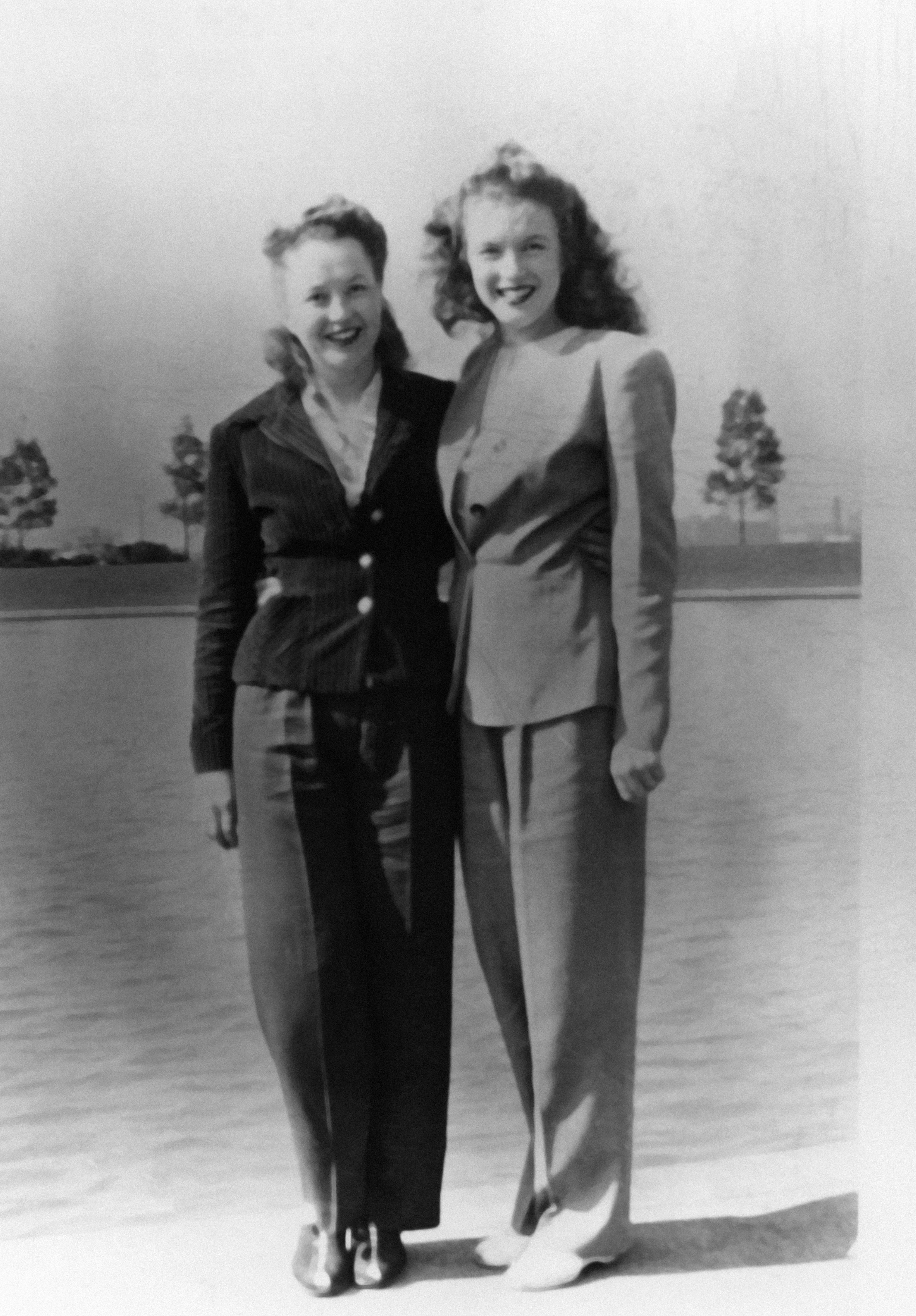 Marilyn Monroe with her sister Berniece Baker Miracle, circa 1944 | Source: Getty Images
