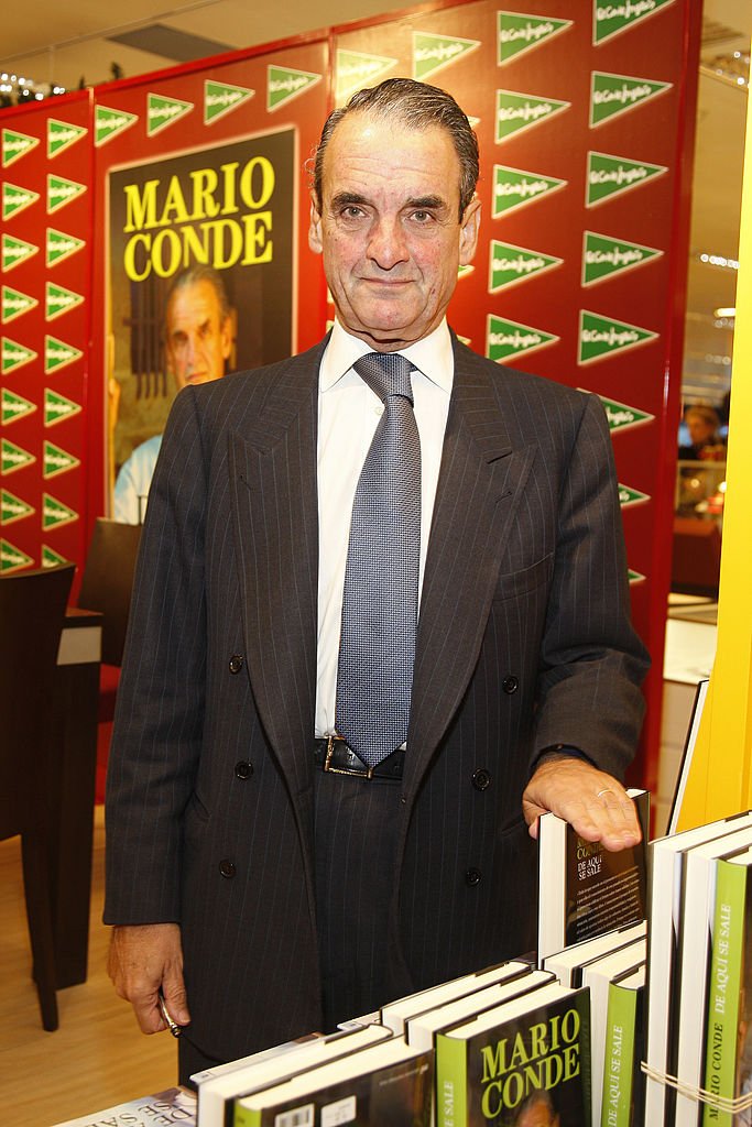 Mario Conde firma copias de su nuevo libro. | Fuente: Getty Images Mario Conde firma copias de su nuevo libro. | Fuente: Getty Images