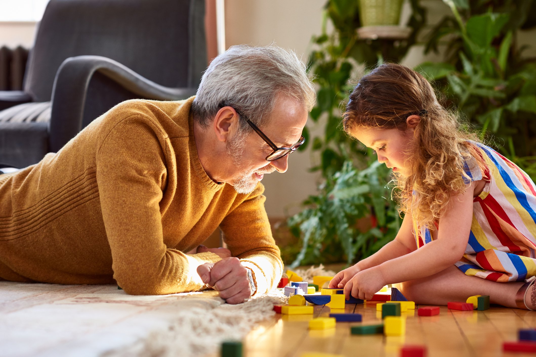 Un grand-père avec sa petite fille. | Photo : Getty Images