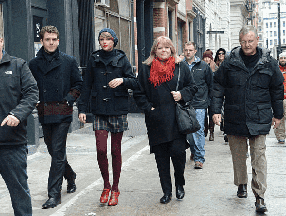 Austin Swift, Taylor Swift, Andrea Finlay, and Scott Swift are caught by paparazzi taking a stroll down the street, on December 22, 2014, New York | Source: Getty Images (Photo by Gardiner Anderson/Bauer-Griffin/GC Images)