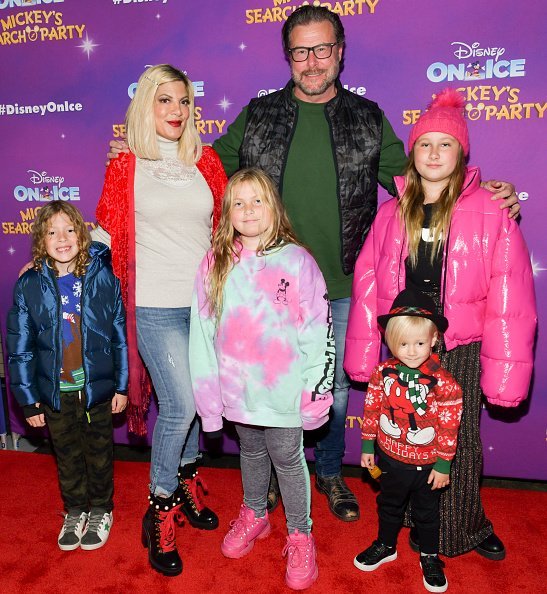 Tori Spelling and her husband Dean McDermott with their children, Finn Davey, Hattie Margaret, Beau Dean, and Doreen at Staples Center on December 13, 2019 in Los Angeles, California. | Photo: Getty Images
