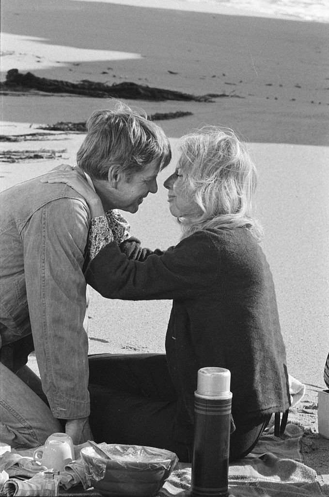 Michael Learned and Ralph Waite while filming the episode "The Parting" on November 16, 1978. | Photo: Getty Images