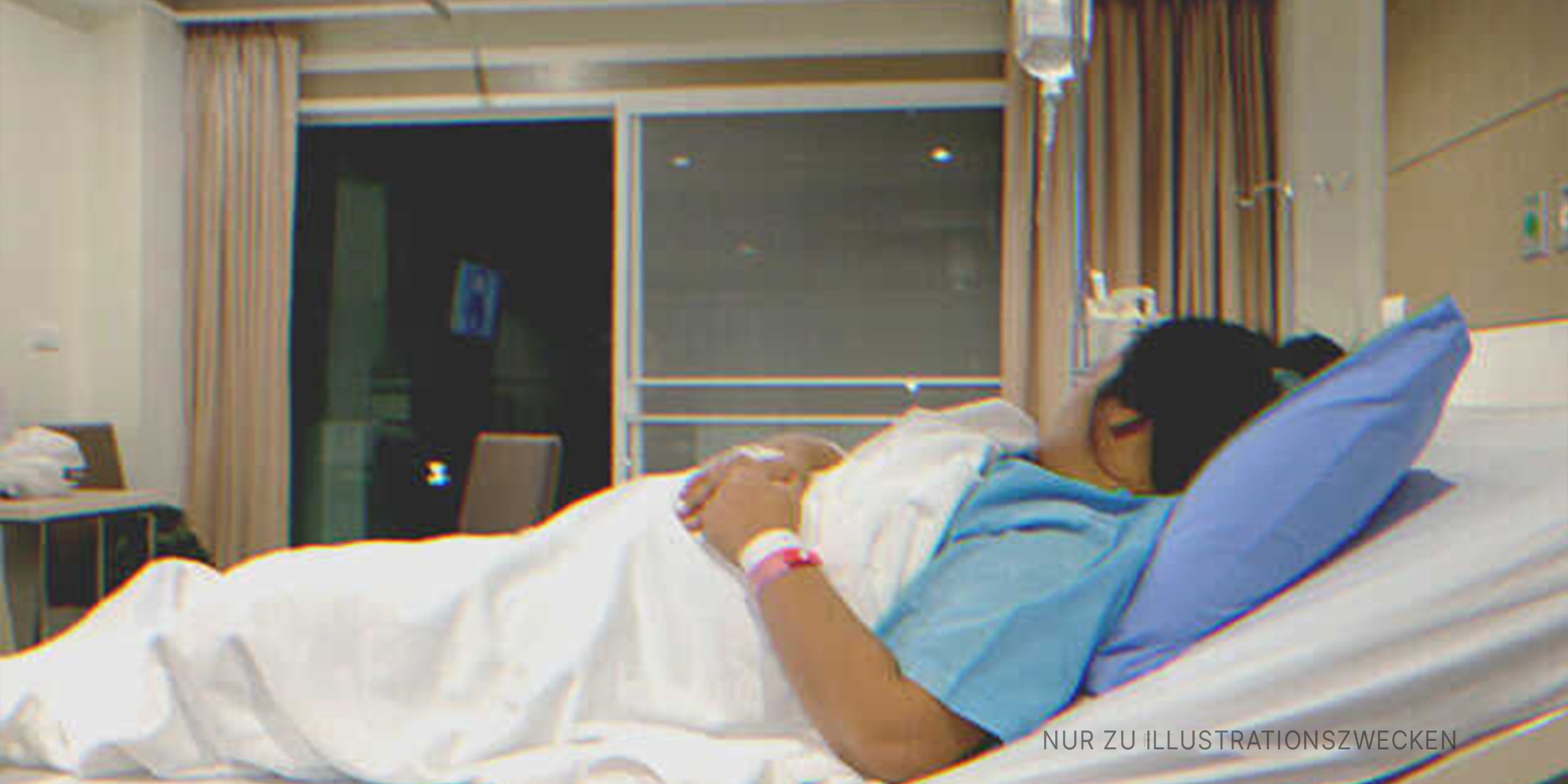 Frau im Krankenhausbett | Quelle: Shutterstock