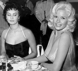 Jaine Mansfield with Sophia Loren at Romanoff's in Beverly Hills | Source: Wikimedia