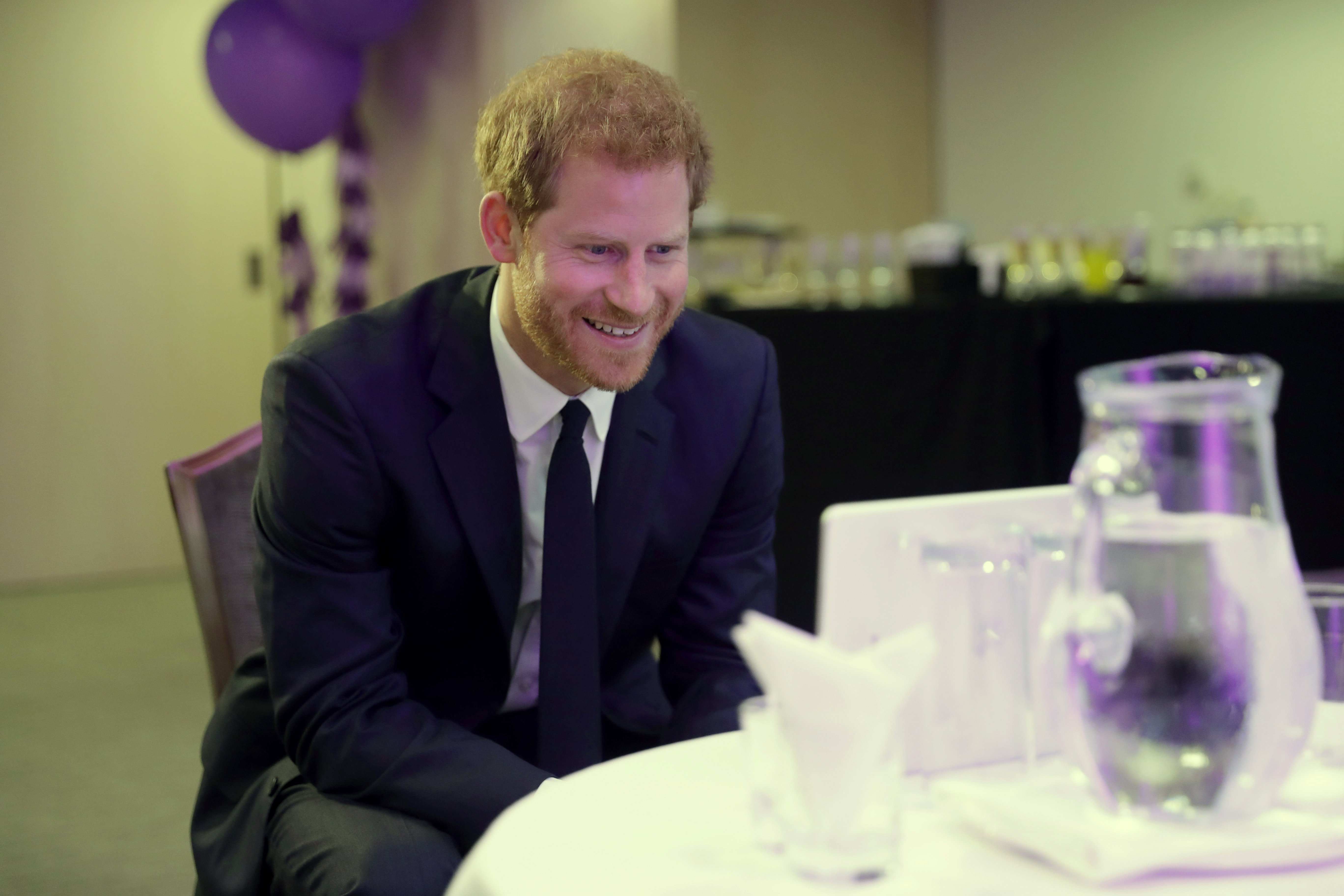 El príncipe Harry participa en una videollamada por Internet con los ganadores de Irlanda del Norte durante una recepción en el Royal Lancaster Hotel, el 16 de octubre de 2017 en Londres, Inglaterra. | Foto: Getty Images