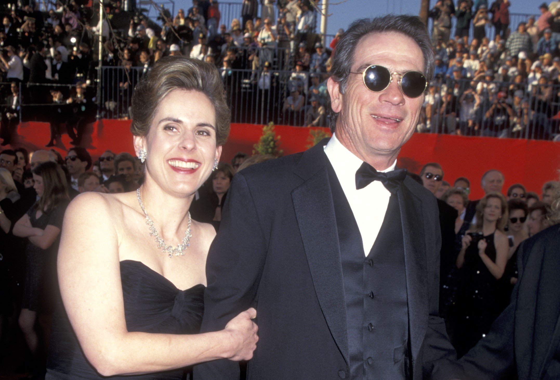 Tommy Lee Jones and Kimberlea Cloughley at the 67th Annual Academy Awards in Los Angeles, California, in 1995. | Source: Getty Images
