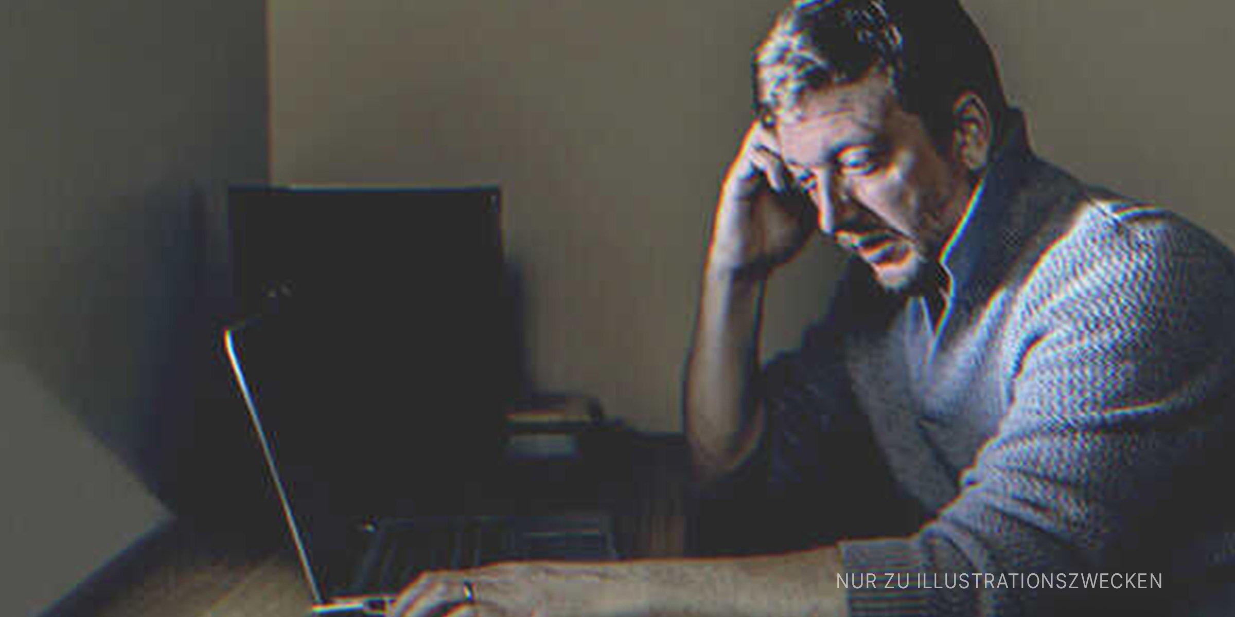 Trauriger Mann, der vor einem Laptop sitzt | Quelle: Getty Images