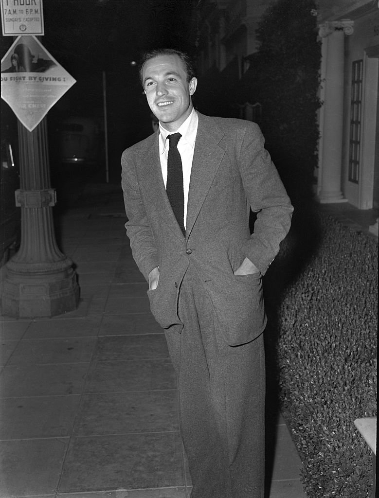 Actor Gene Kelly poses on a street in Los Angeles, California circa 1940. | Photo: Getty Images