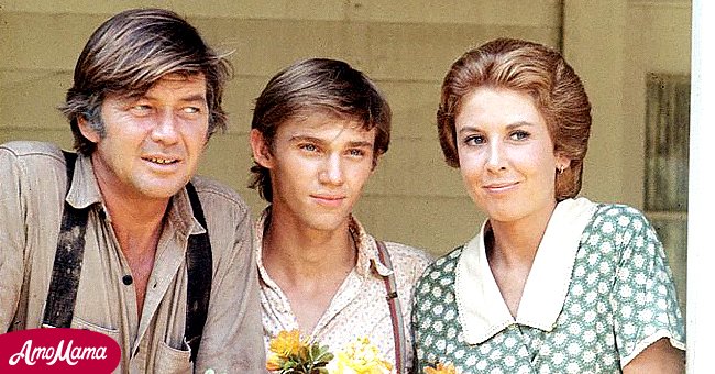 Picture of Ralph Waite with other cast members on "The Waltons" | Photo: Getty Images