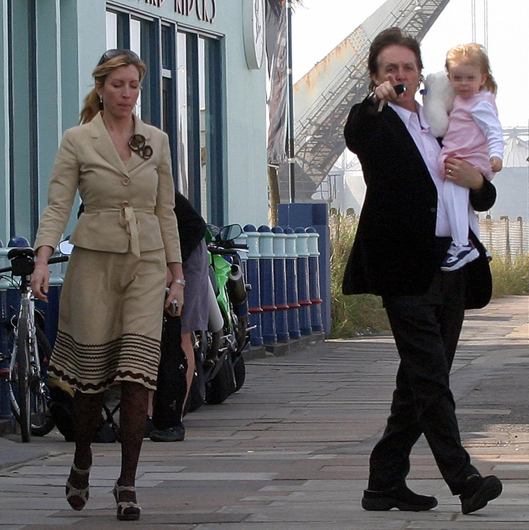 Heather Mills, Paul McCartney, and Beatrice McCartney taking a walk after lunch on July 19, 2011 | Source: Getty Images