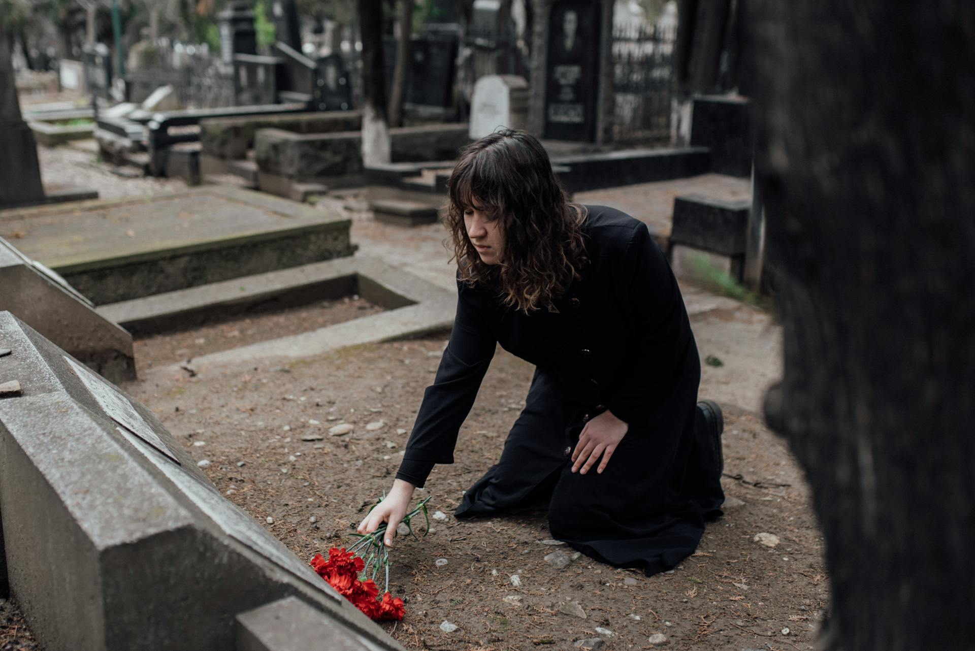 A person at a cemetery | Source: Pexels
