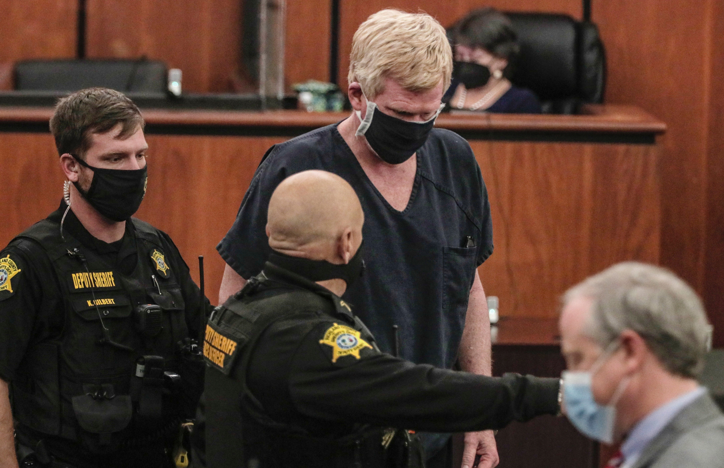 Police officers leading Alex Murdaugh to his place in court on October 19, 2021. | Source: Getty Images