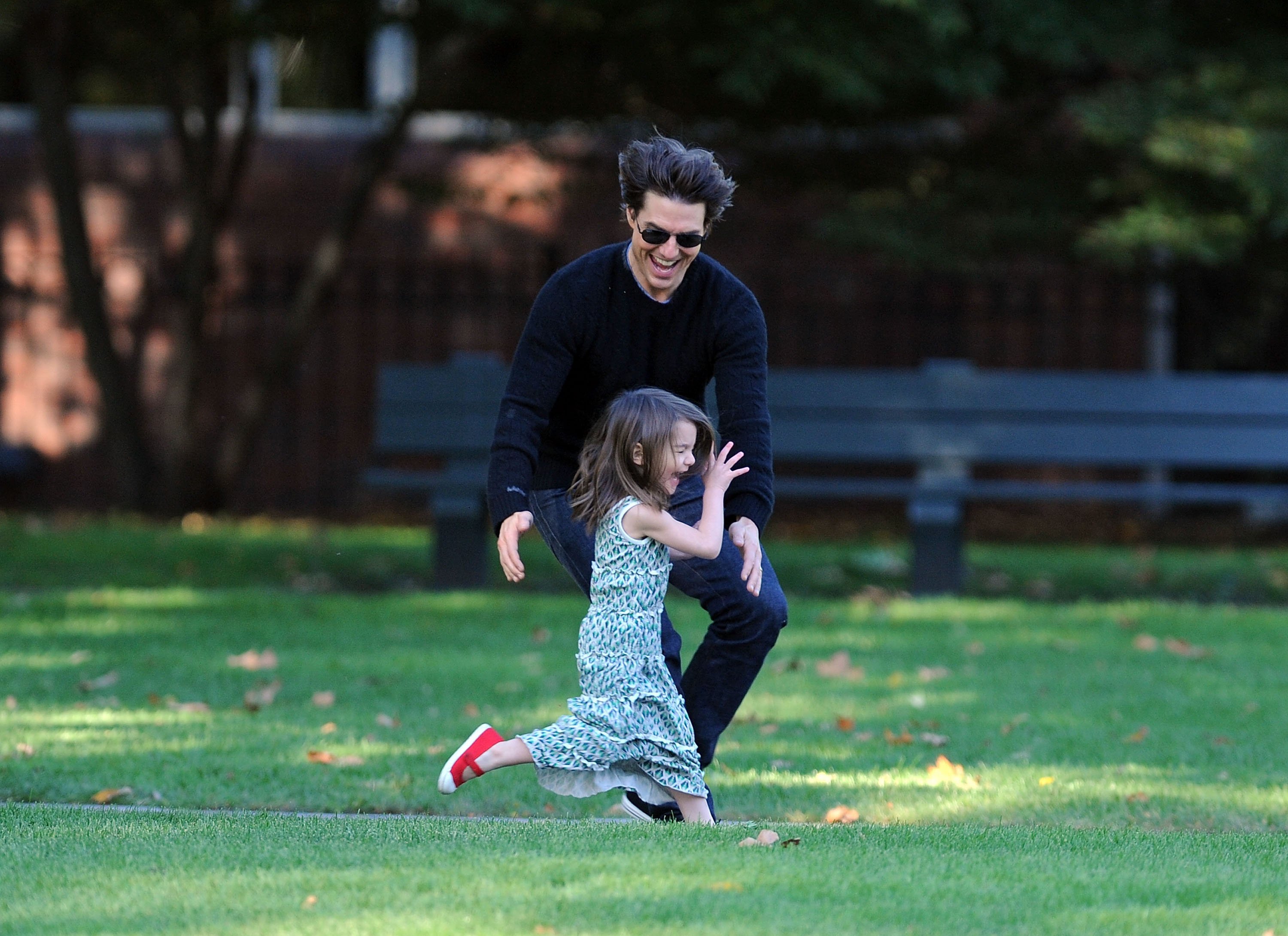 Tom Cruise and Suri Cruise visit Charles River Basin on October 10, 2009 in Cambridge, Massachusetts. | Source: Getty Images