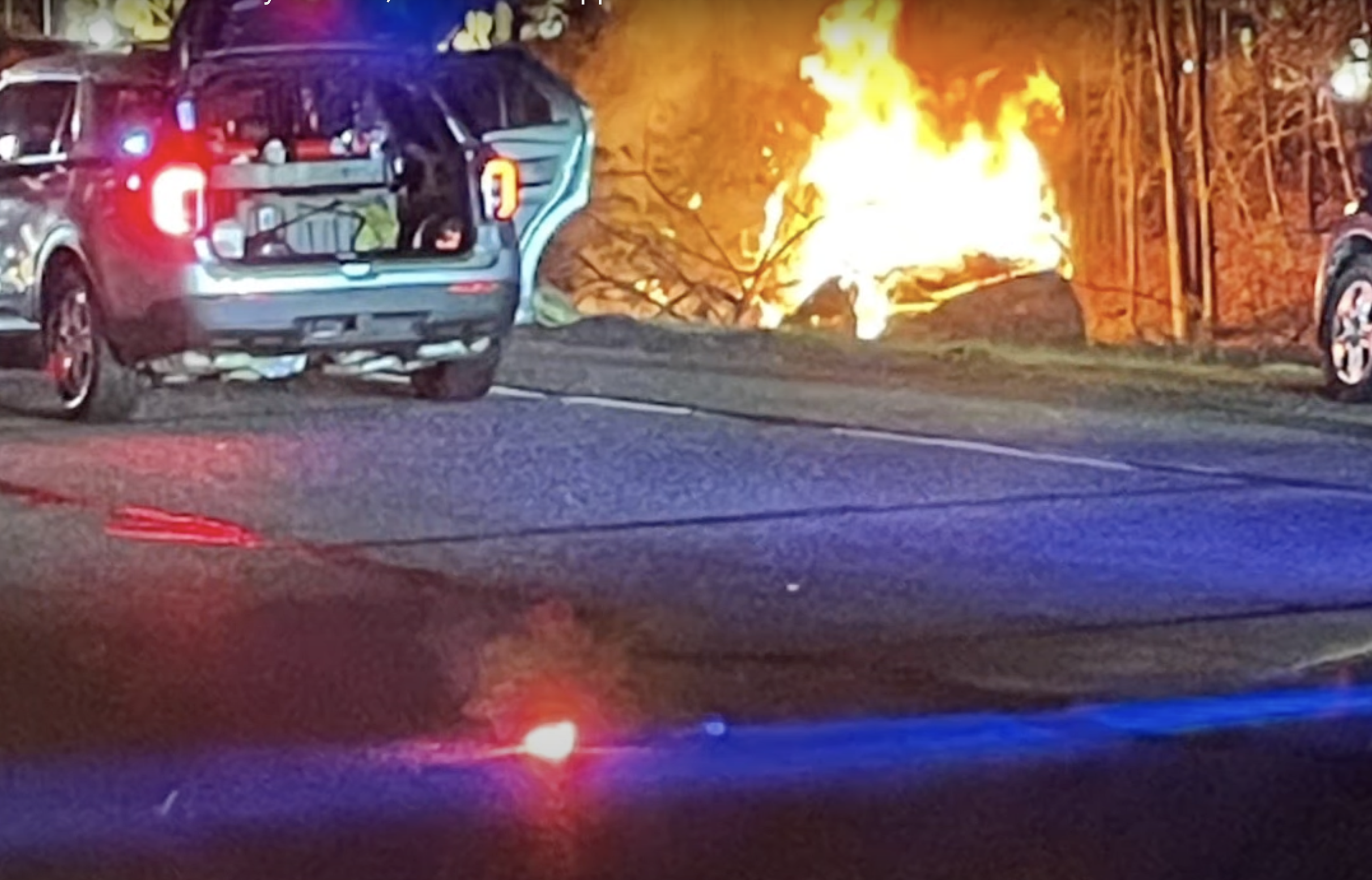 Foto del coche del que Sandy Ledbetter-Clarkson salvó a una madre y a sus hijos mientras ardía en abril de 2023 | Fuente: youtube.com/@WTVRCBS6