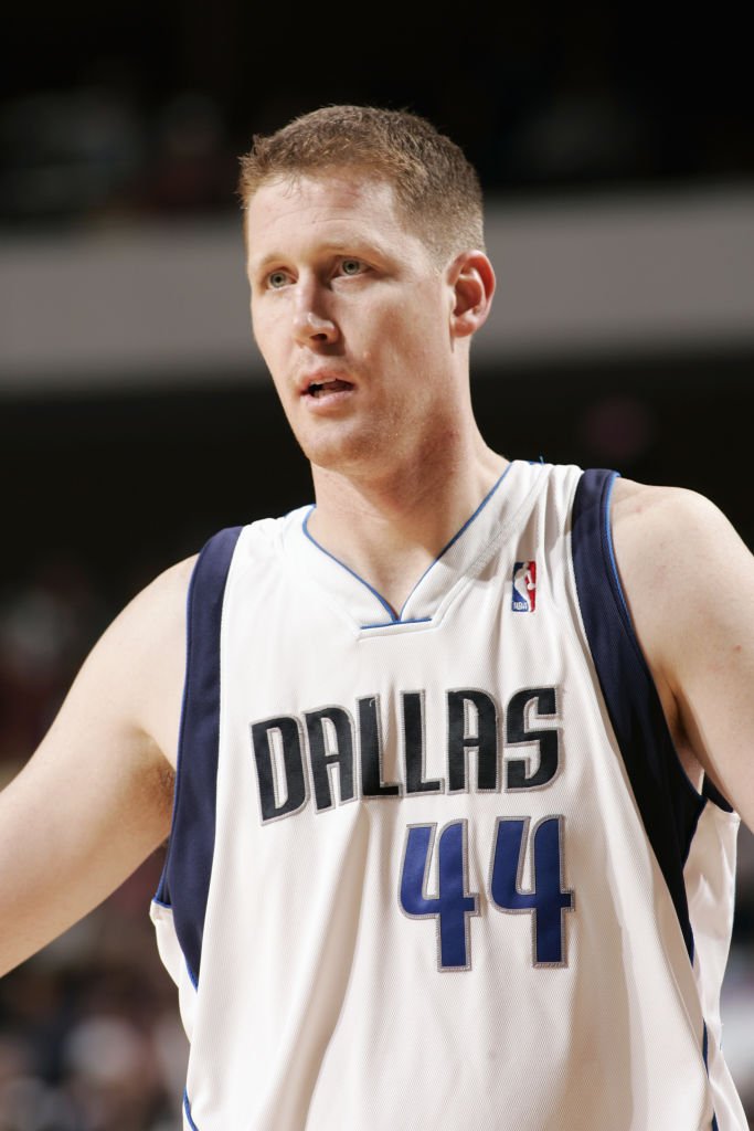 Shawn Bradley #44 of the Dallas Mavericks stands on the court on January 12, 2005 at the American Airlines Center | Photo: Getty Images