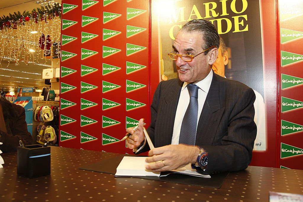 Mario Conde firmando copias de su nuevo libro 'De Aquí se Sale'. | Fuente: Getty Images Mario Conde firmando copias de su nuevo libro 'De Aquí se Sale'. | Fuente: Getty Images